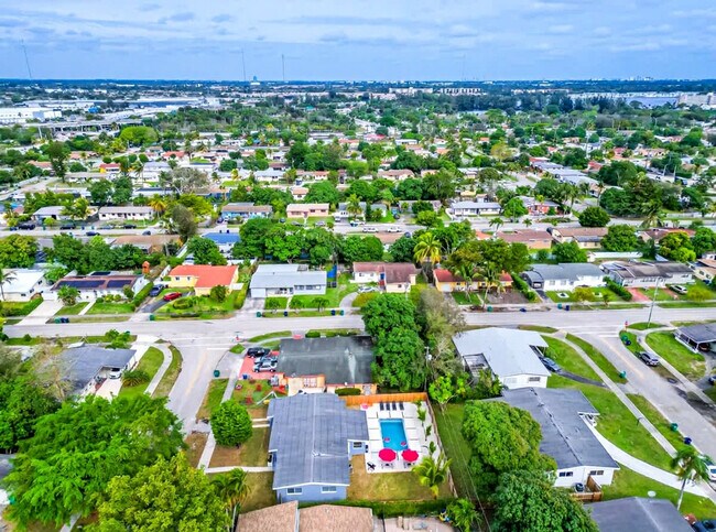 Building Photo - 17621 NE 7th Ave