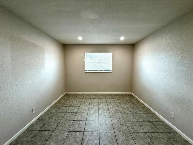 Building Photo - 511 W Kalmia Dr