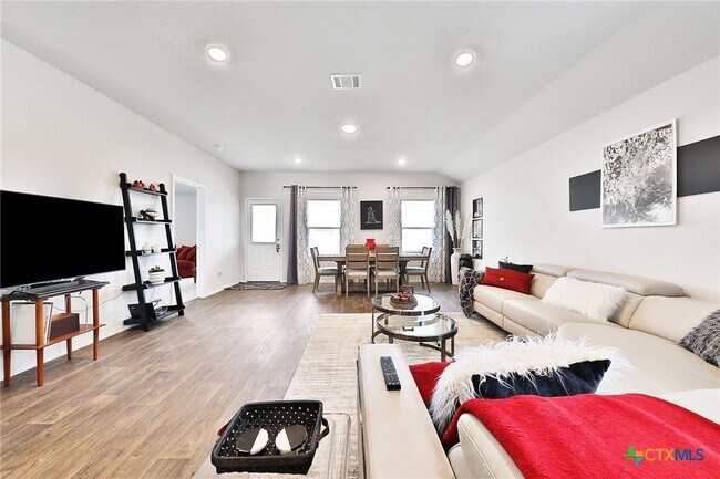 Building Photo - 801 Cinnamon Teal