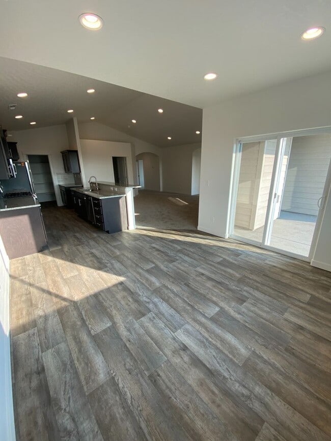 Building Photo - SINGLE FAMILY RANCHER ON ARROW LEAF (APP#146)