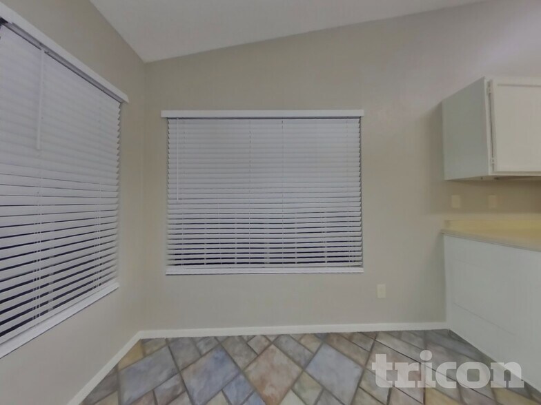 Building Photo - 8621 W Willow Ave