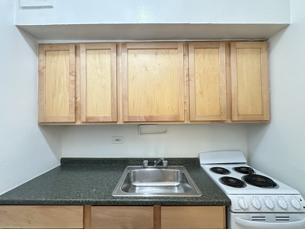 Building Photo - 566 W Arlington Pl