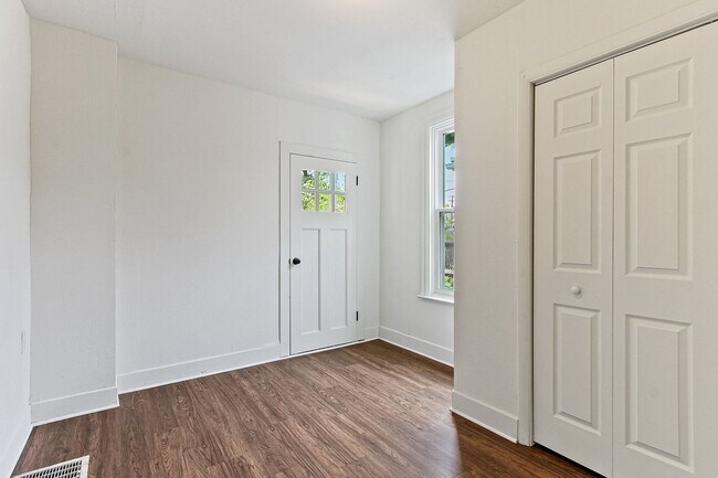 Building Photo - Spacious 5 Bedroom Home w/ Balcony, Porch & Yard Space!