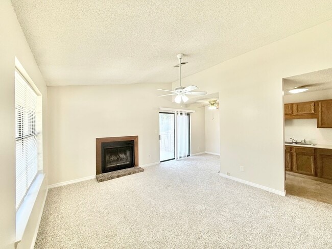 Building Photo - Charming 2-Bedroom Apartment - Prime Location