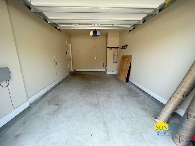Building Photo - Reserve Pointe Townhome with Community Pool!