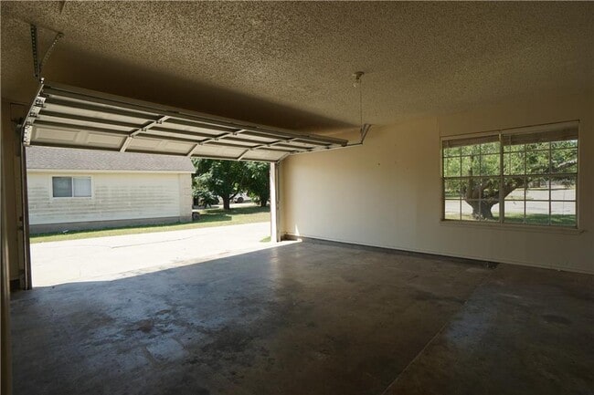 Building Photo - 112 Creekside Dr