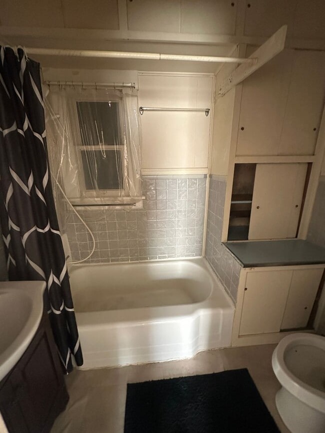 Building Photo - Charming 1.5-Story Home available for RENT beginning January 2, 2025.