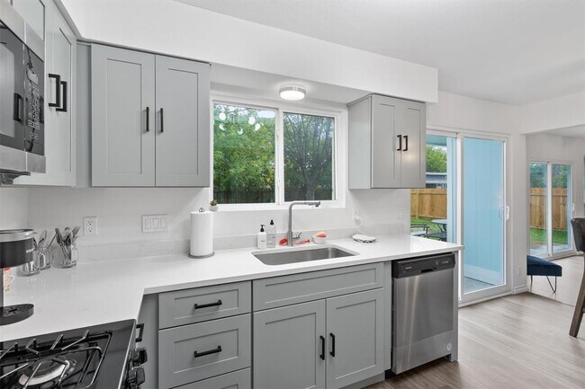 Building Photo - 405 E Logan St