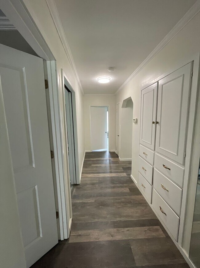 Building Photo - Spacious 3bd/2.5ba Ranch