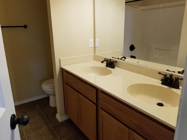 Building Photo - 1023 Brown Rock Dr