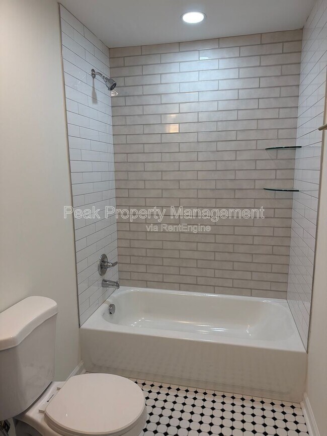 Building Photo - 3016 Parkwood Ave