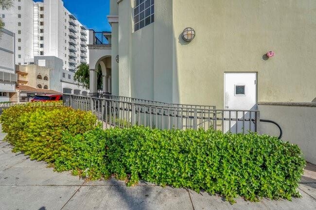 Building Photo - 435 SW 12th Ave