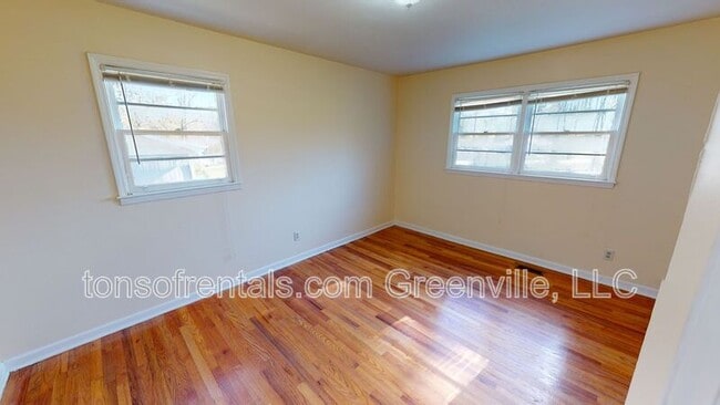 Building Photo - 137 Rosewood Cir