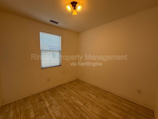 Building Photo - 43 Jensen Ct