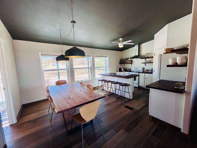 Building Photo - Updated 3 bd, 2 ba on 1.98 Acres with Hot Tub!