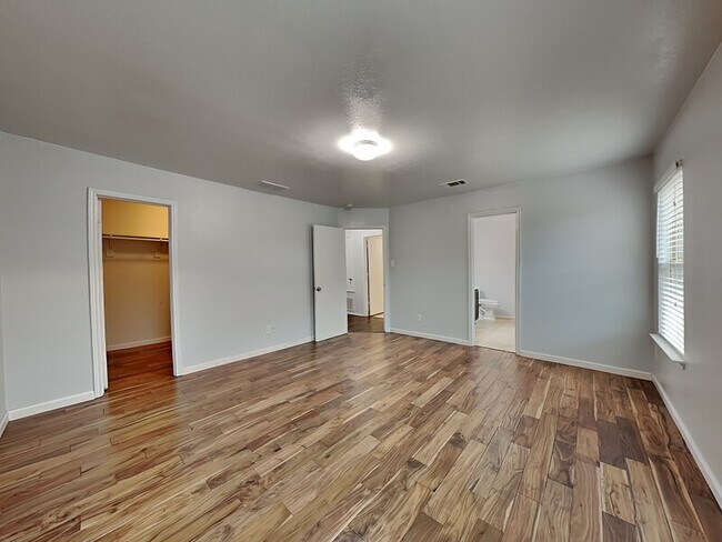 Building Photo - 14721 Forest Hollow Dr