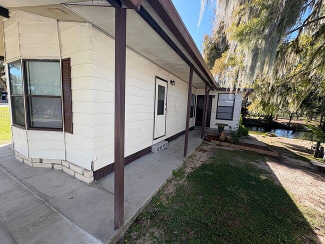 Building Photo - Tavares 1 Bed 1 Bath Waterfront Mobile Home