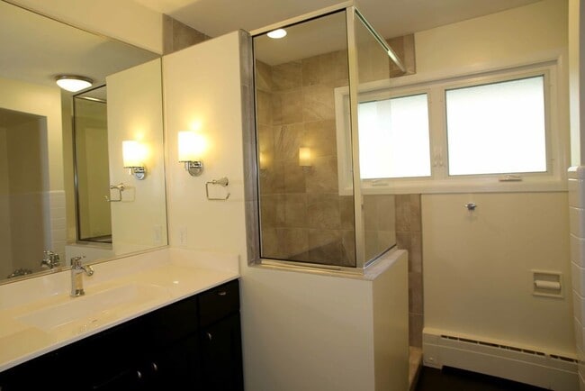 Building Photo - AVAILABLE AUG 19th - 4 BEDROOM 3 BATHROOM - GORGEOUS LAKE VIEWS