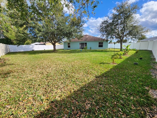 Building Photo - 556 Koala Dr