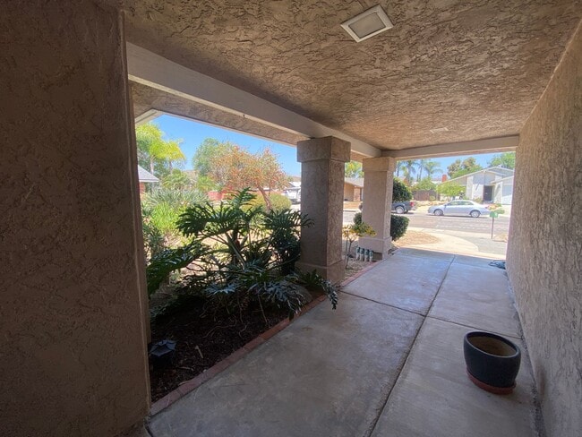 Building Photo - 3 Bedroom Home - Centrally Located with So...