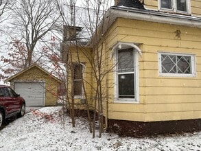 Building Photo - SPACIOUS 4 BEDROOM HOME READY TO WELCOME YOU