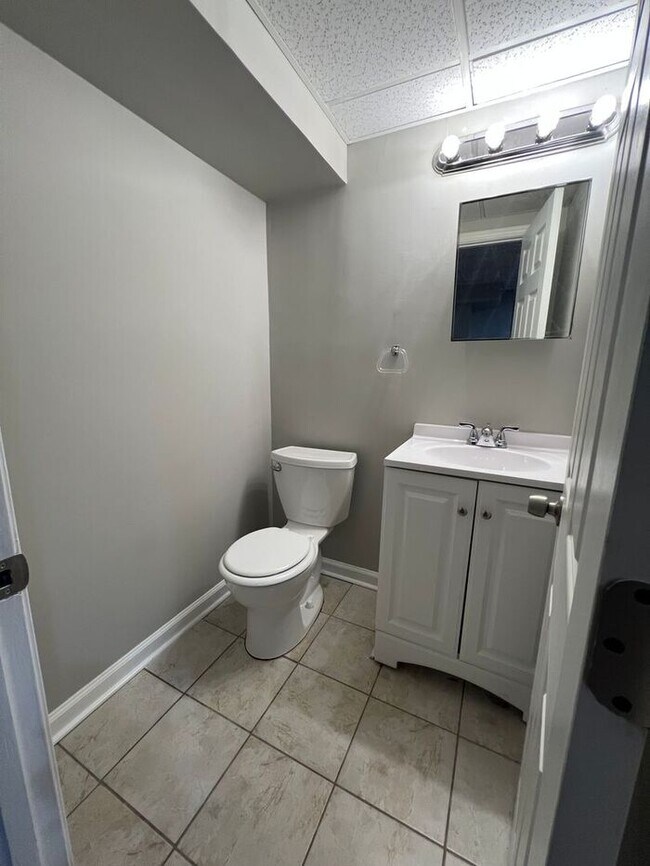 Building Photo - 3 Bedroom Townhome with Parking