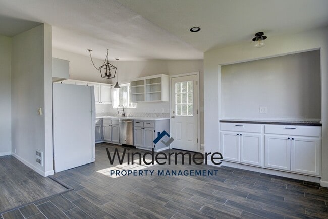 Building Photo - Charming 3 Bedroom 2 Bathroom Home in Sierra with Water View