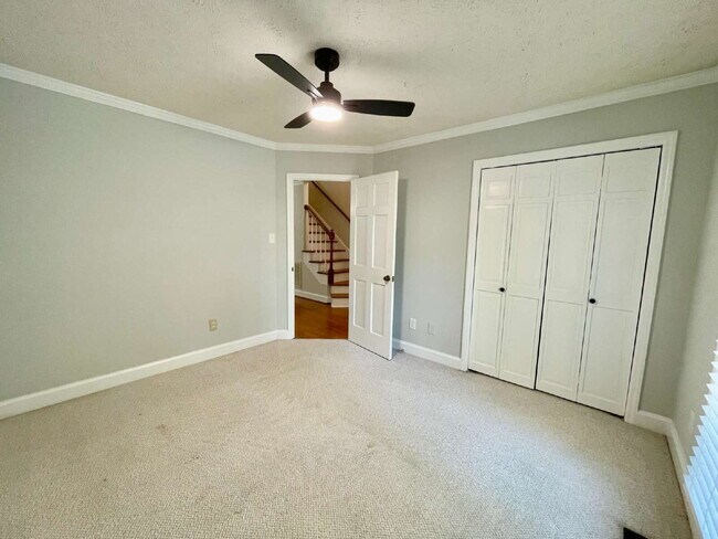 Building Photo - 3-Bed, 3-Bath Townhouse In Lands End