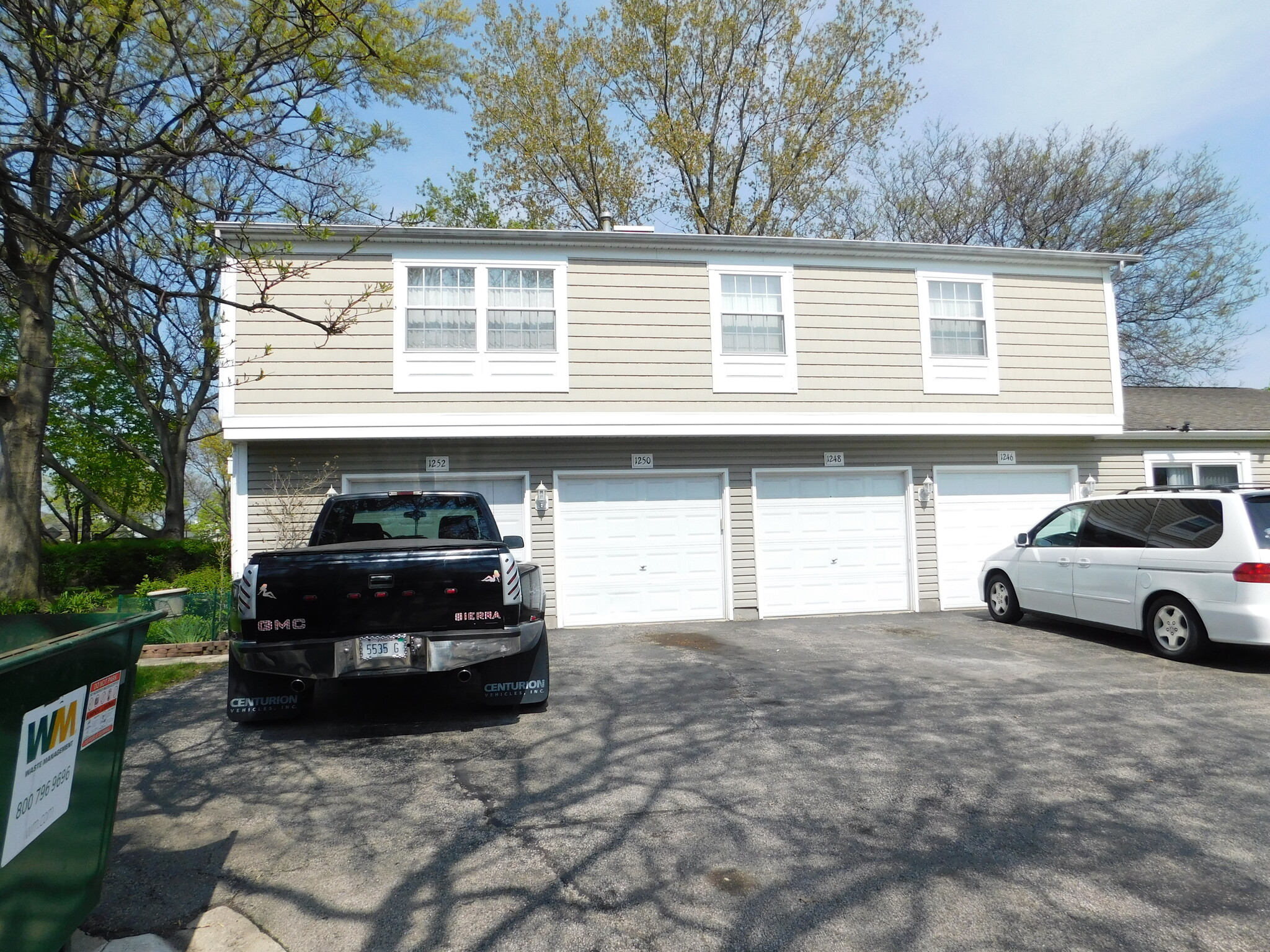 Garage and driveway - 1248 Mae Ct