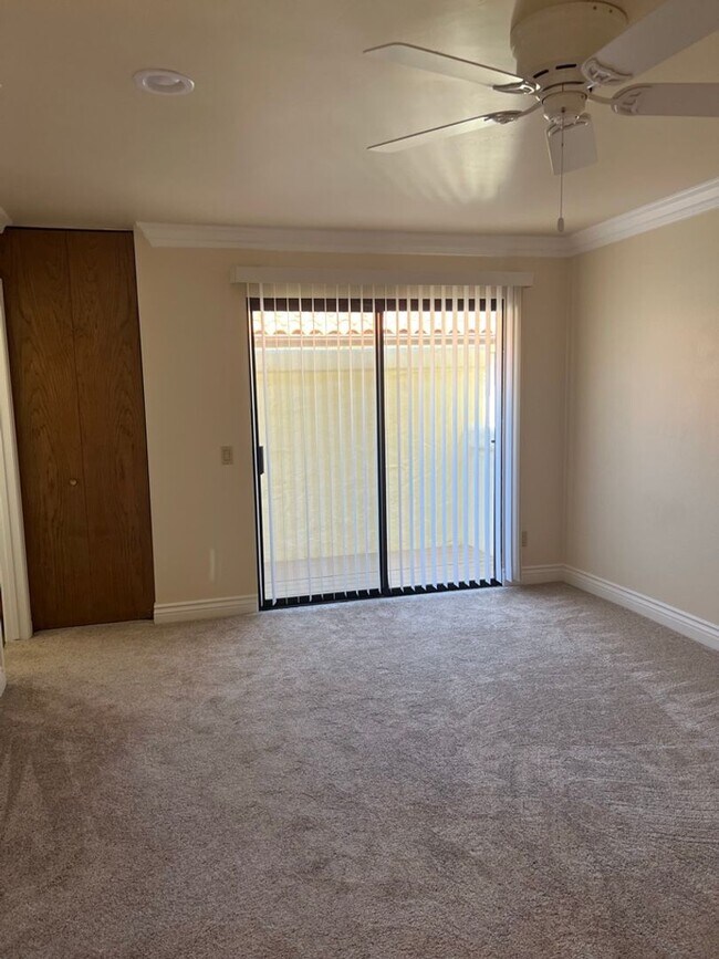 Building Photo - Meticulously maintained condo - 2 main bed...