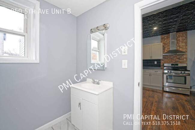 Building Photo - Recently Remodeled, Modern 2 bed/1 bath Ap...