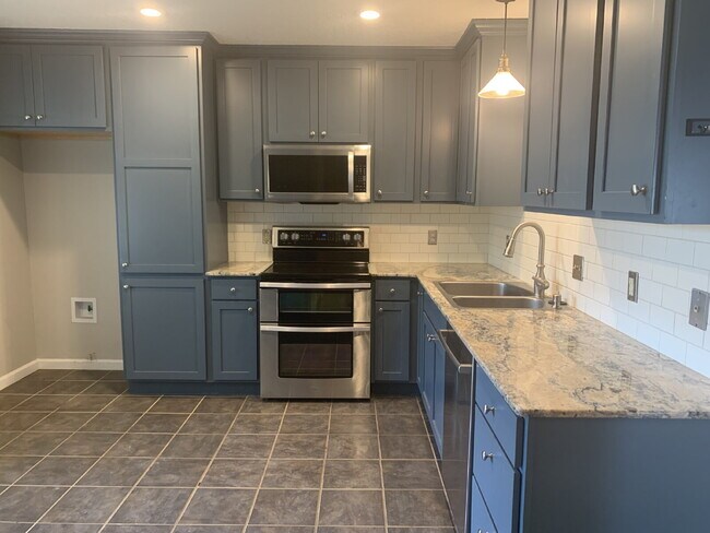 Building Photo - Beautifully Updated Home 1 Block From Heri...