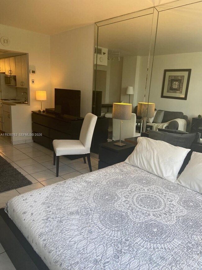 Building Photo - 100 Lincoln Rd