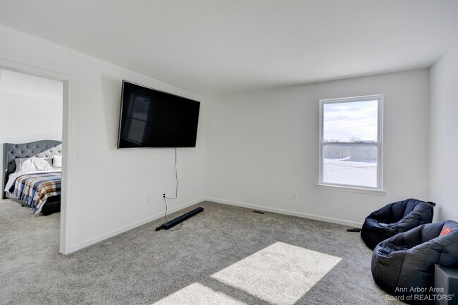 Building Photo - 9480 White Tail Dr