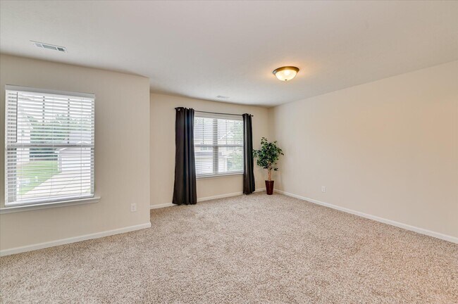 Building Photo - 880 Westlawn Dr