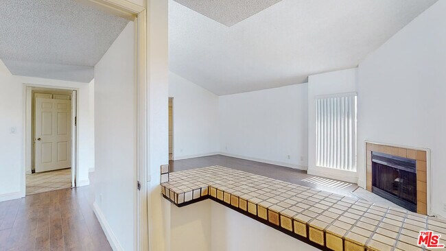 Building Photo - 144 N Hamilton Dr