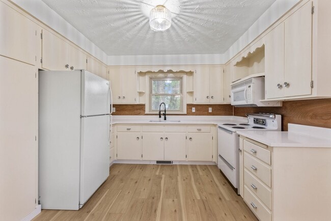 Building Photo - $300 off first month for February move-ins - Charming Country Retreat in Saint Anthony, ID