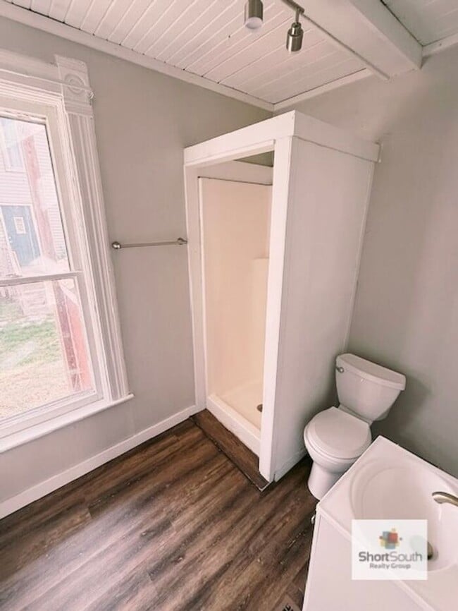 Building Photo - Updated 1 Bed 1 Bath main floor unit