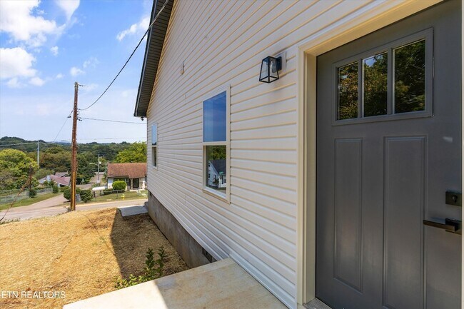 Building Photo - 3900 Lilac Ave