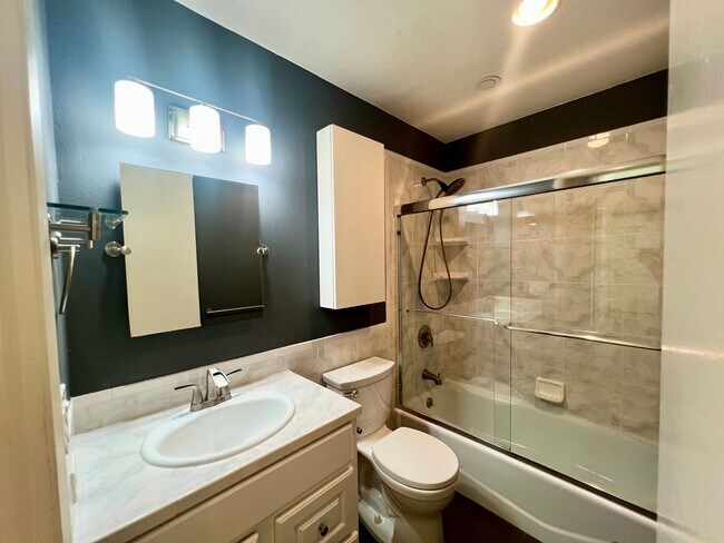Building Photo - 2 Bed / 2 Bath Condo with Panoramic Ocean ...