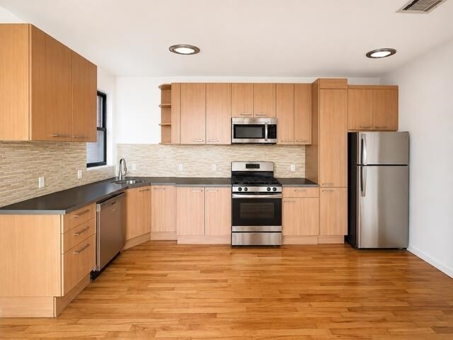 Building Photo - 39 Newkirk St