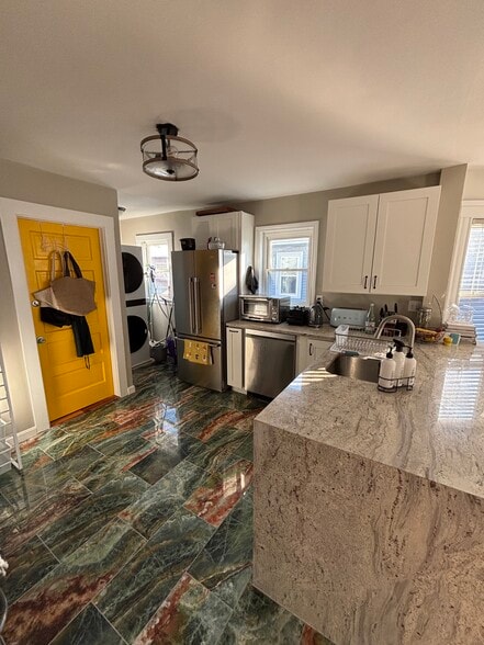 Building Photo - 17 Lesher St