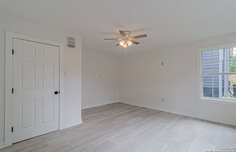 Building Photo - 210 N San Jacinto St