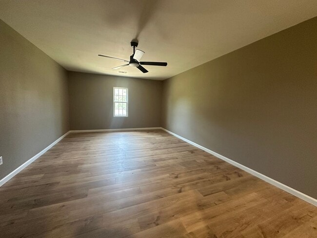 Building Photo - Newly remodoled!