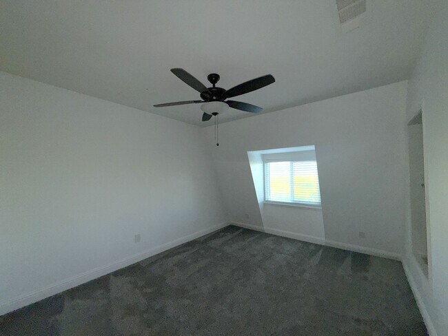 Building Photo - 4-bedroom, 2-bathroom home located in the vibrant city of Visalia, CA.