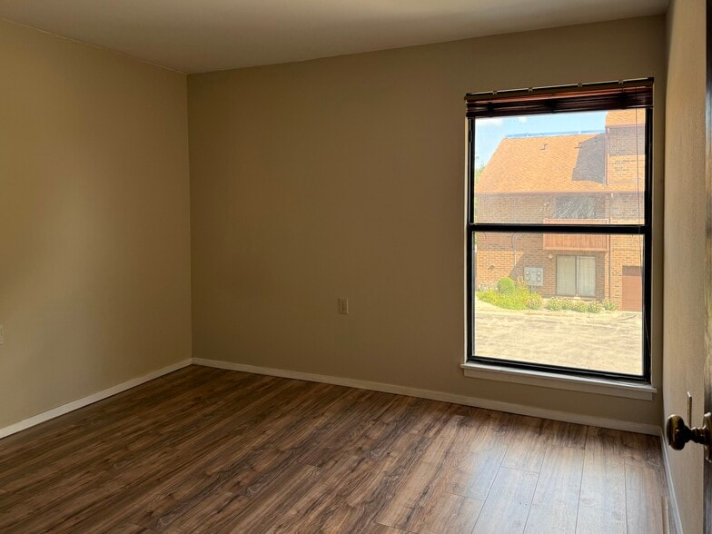Building Photo - 9028 N Park Plaza Ct