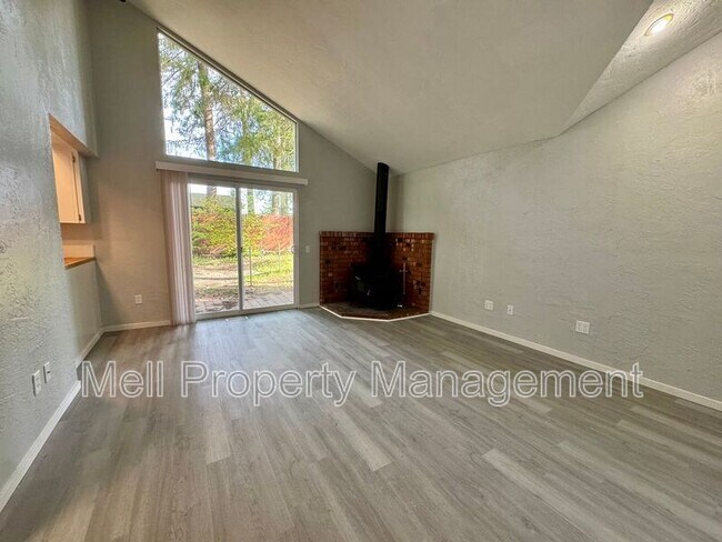 Building Photo - 526 Holly Ln