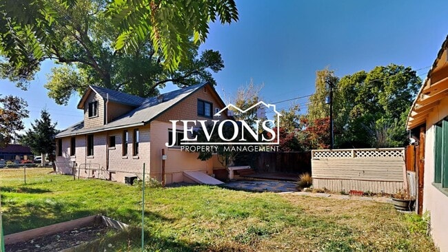 Building Photo - $895 Rent Credit - Charming 3-bedroom home with washer and dryer, an equipped kitchen, and nearby...