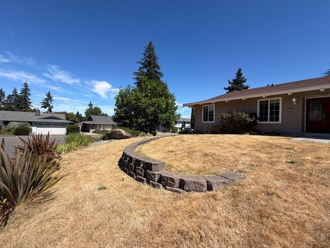 Building Photo - Charming 3 bed + den, 2 bath Federal way Rambler