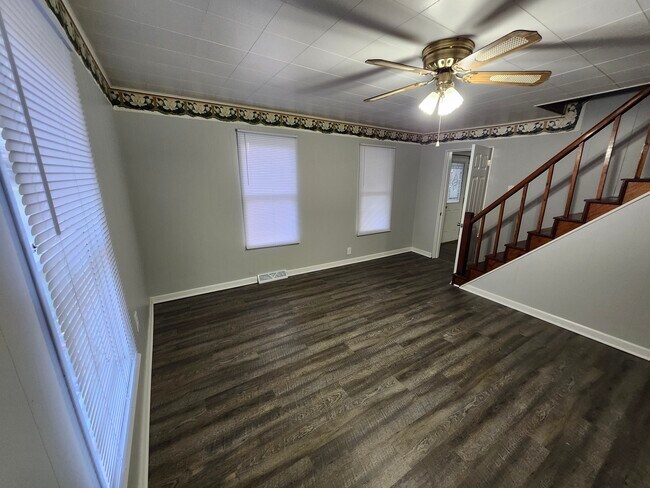 Building Photo - 523 W Trusler St